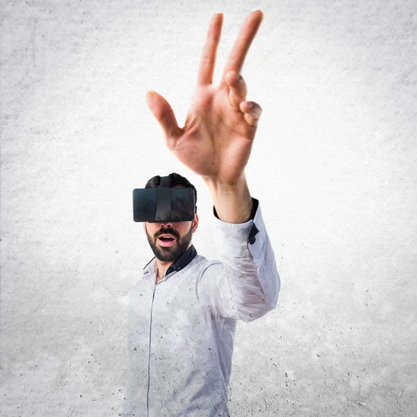 Man met Vr-bril op transparante scherm aanraken — Stockfoto