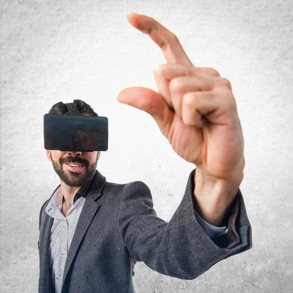 Bir şey tutan Vr gözlük kullanan adam