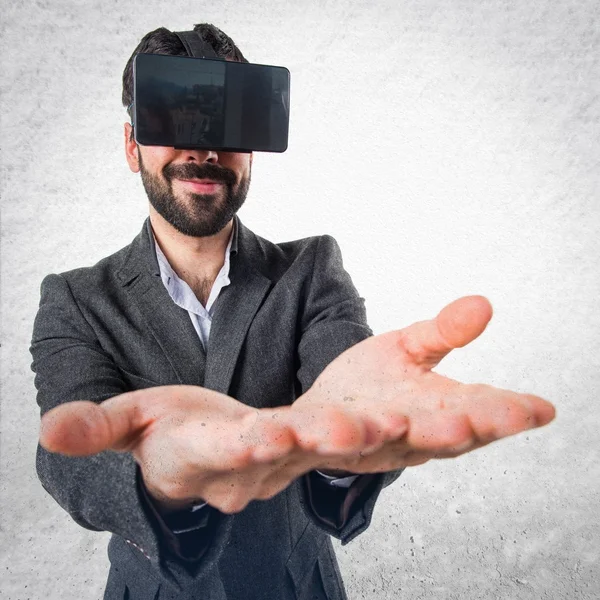 Homem usando óculos VR segurando algo — Fotografia de Stock