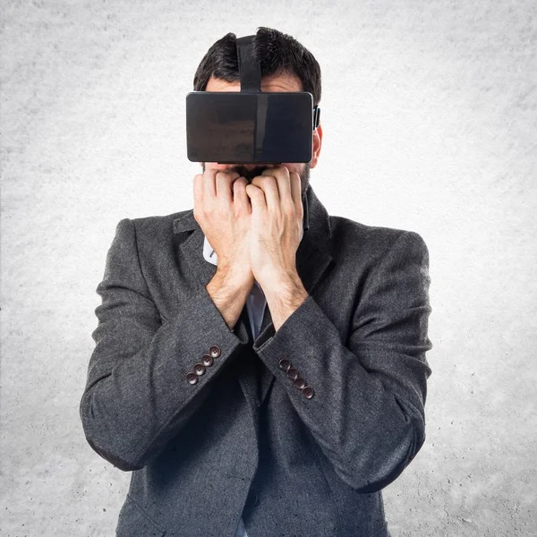 VR gözlükle korkmuş bir adamım