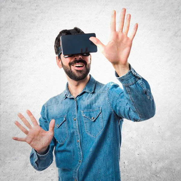 Homem usando óculos VR tocando na tela transparente — Fotografia de Stock