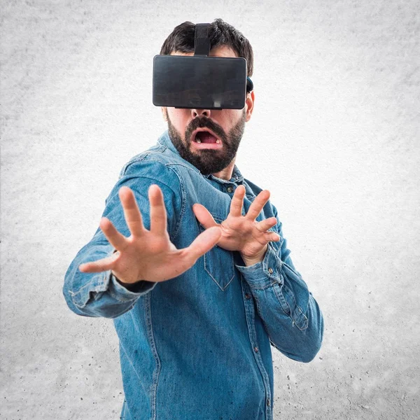 Homem assustado usando óculos VR — Fotografia de Stock