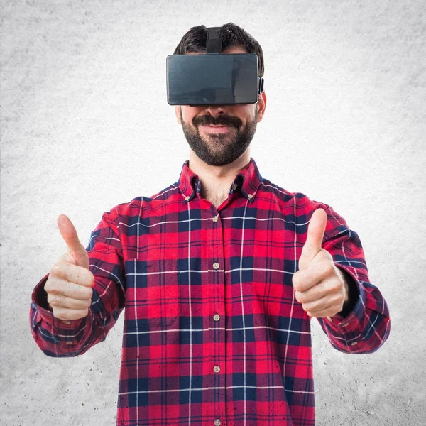 Homem usando óculos VR com o polegar para cima — Fotografia de Stock