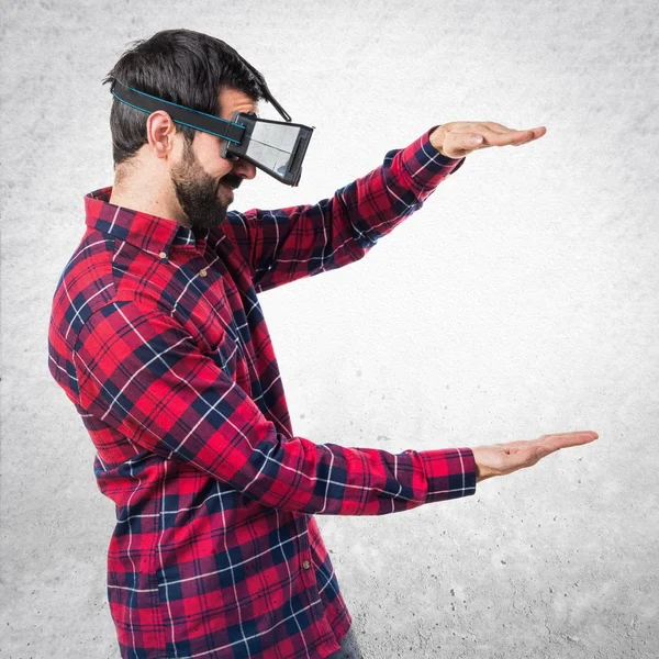 Mann mit Vr-Brille hält etwas — Stockfoto