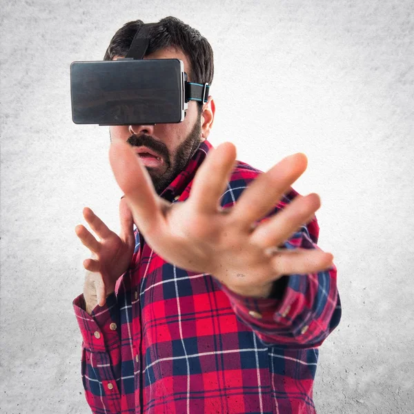 Homem assustado usando óculos VR — Fotografia de Stock