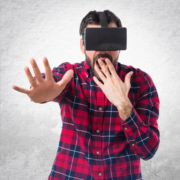 Mann mit Vr-Brille macht Überraschungsgeste — Stockfoto