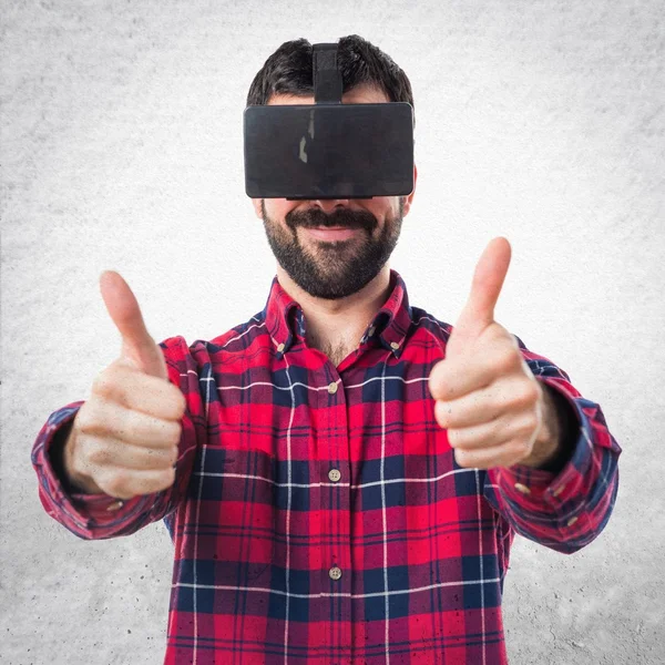 Mann mit Vr-Brille mit erhobenem Daumen — Stockfoto