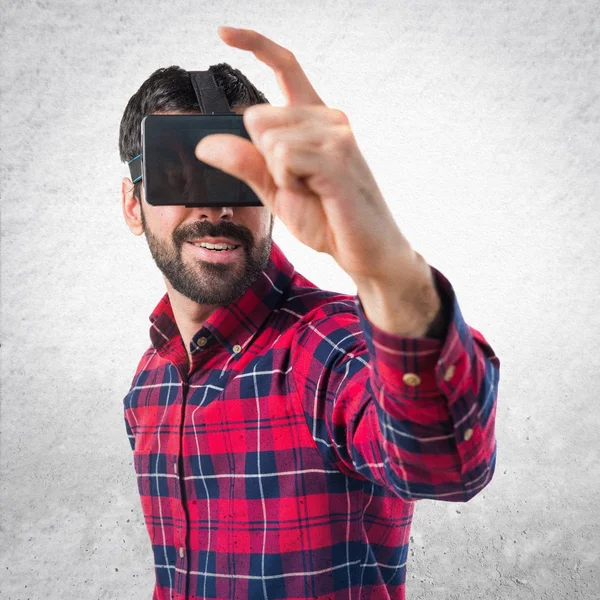 Bir şey tutan Vr gözlük kullanan adam