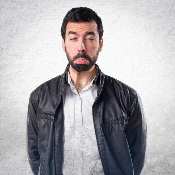 Deri ceket ile üzgün adam