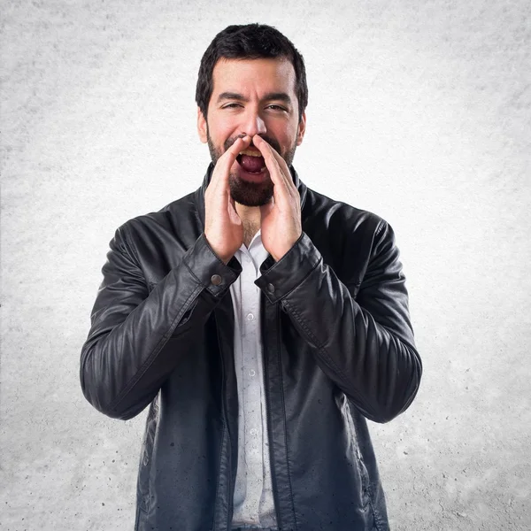 Hombre con chaqueta de cuero gritando — Foto de Stock