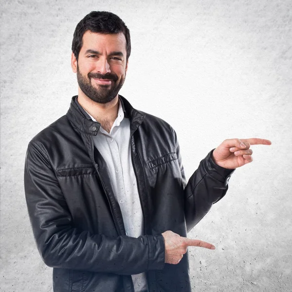 Deri ceket için lateral işaret eden adamla