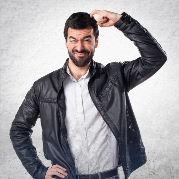 Hombre con chaqueta de cuero que tiene dudas —  Fotos de Stock