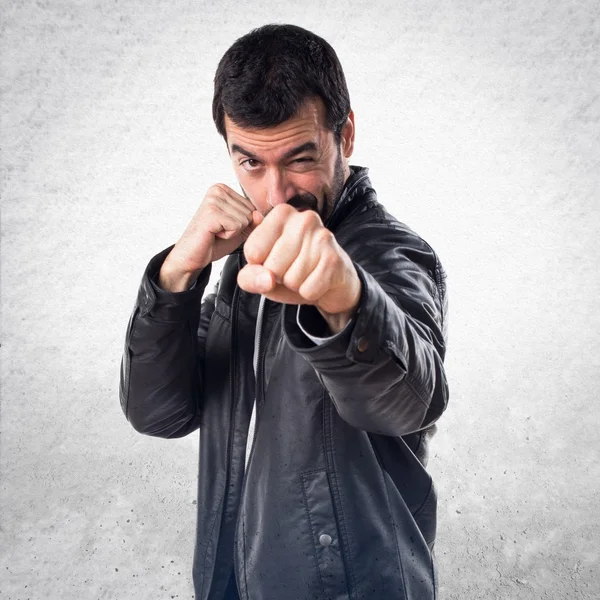 Deri ceket bir yumruk veren adamla