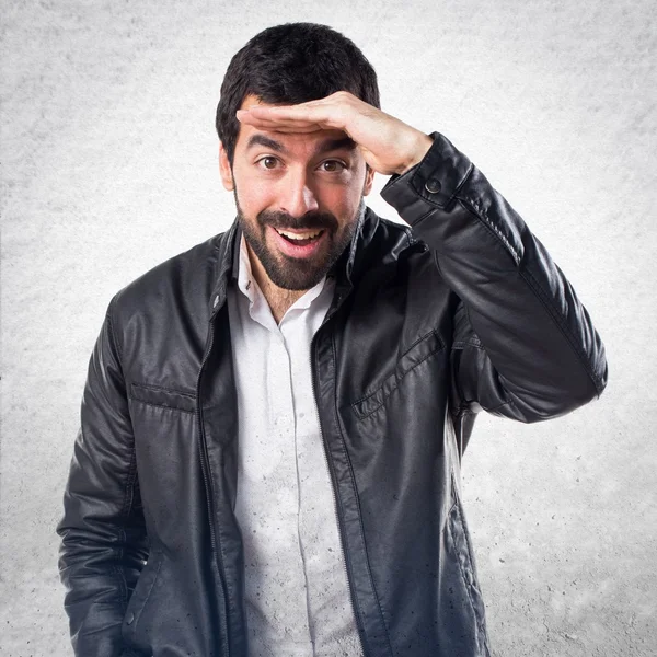 Hombre con chaqueta de cuero mostrando algo —  Fotos de Stock