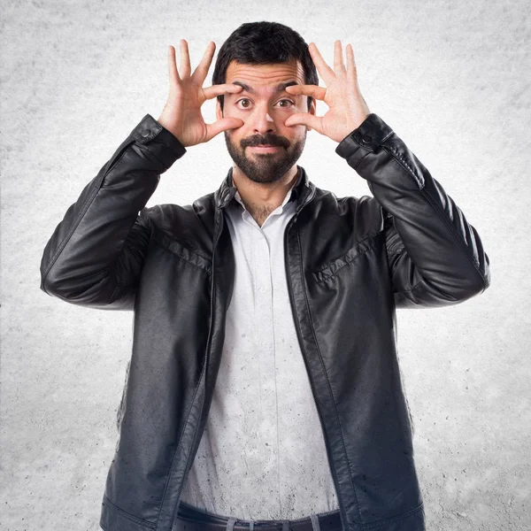 Hombre con chaqueta de cuero mostrando algo —  Fotos de Stock