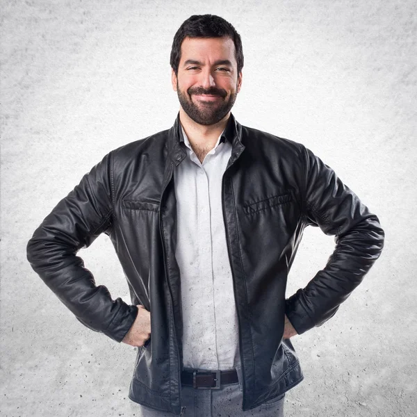 Homem feliz com jaqueta de couro — Fotografia de Stock
