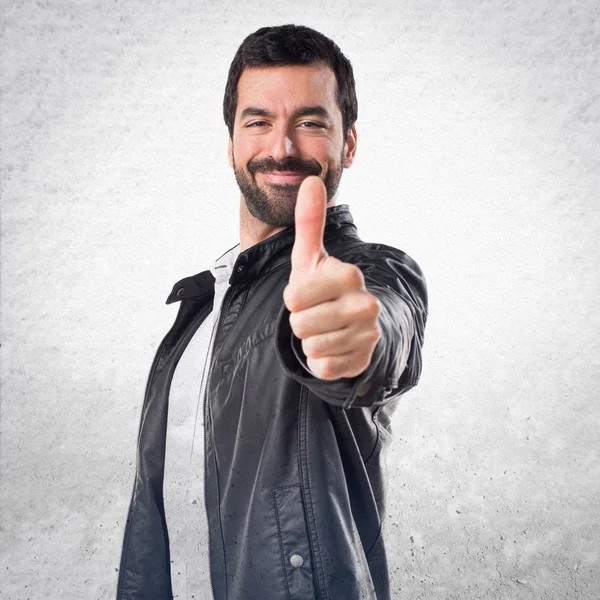 Deri ceket başparmak ile olan adam