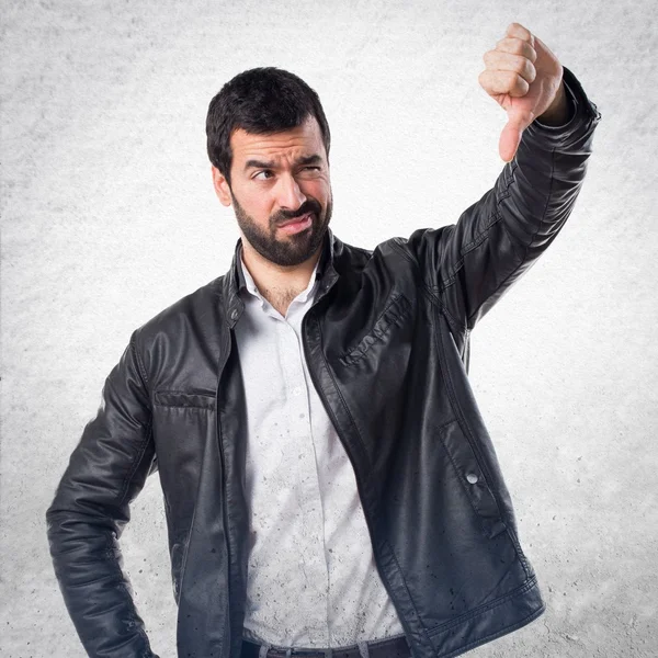Adam kötü sinyal yapıyor deri ceket ile