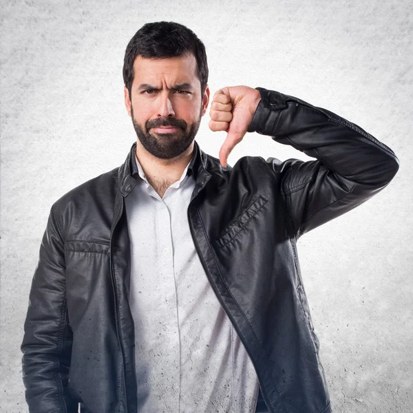 Man with leather jacket doing bad signal — Stock Photo, Image