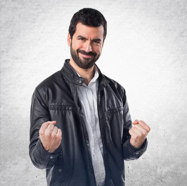 Gelukkige man met lederen jas — Stockfoto