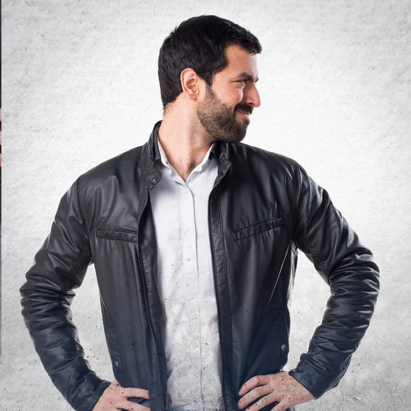 Deri ceket yanal arayan adam