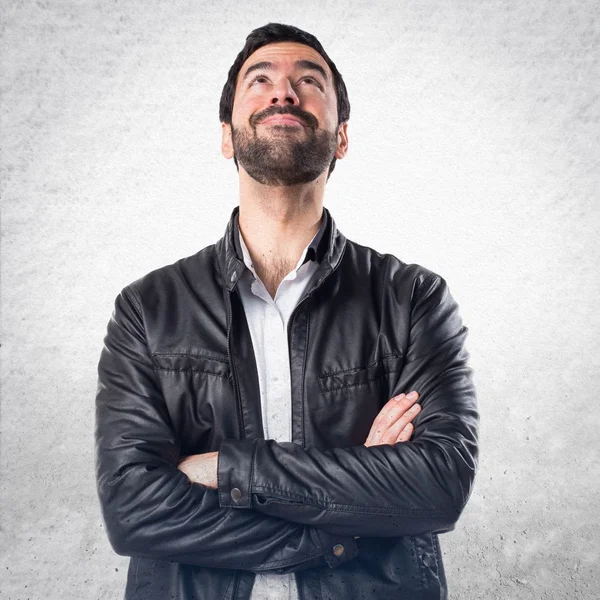 Deri ceket ararken adamla