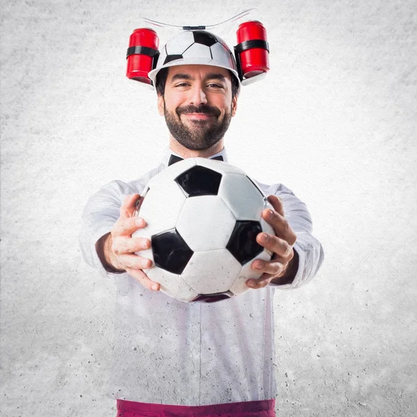 Cameriere pazzo che tiene un pallone da calcio — Foto Stock