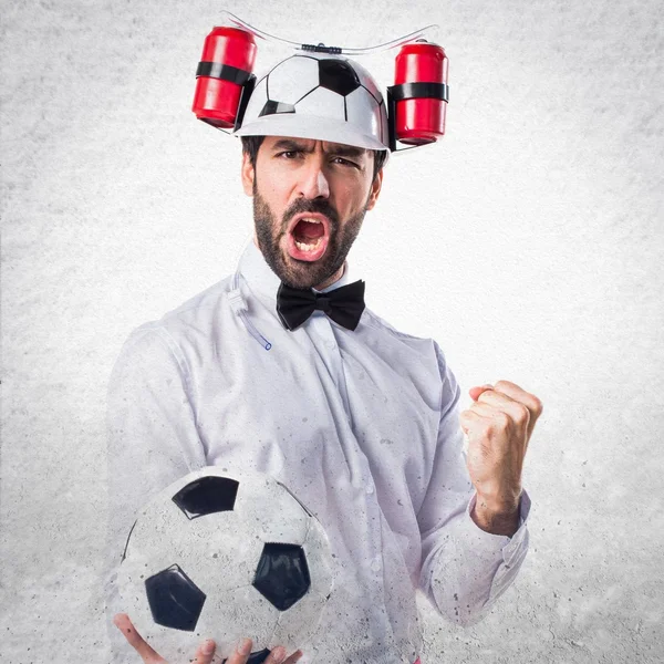 Cameriere pazzo che tiene un pallone da calcio — Foto Stock