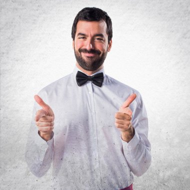 Öne doğru işaret eden garson