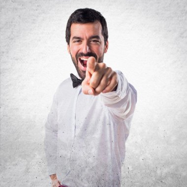 Öne doğru işaret eden garson