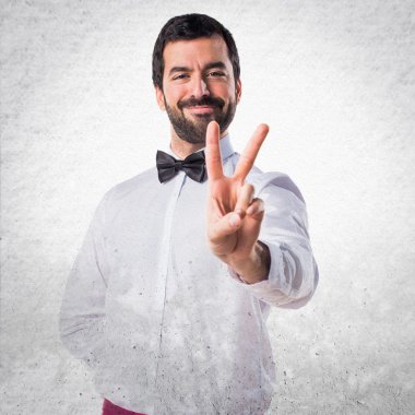 Zafer jest yapıyor garson