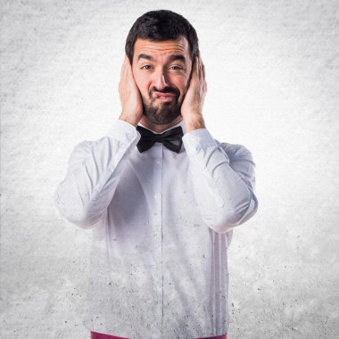 Kulakları kapsayan garson