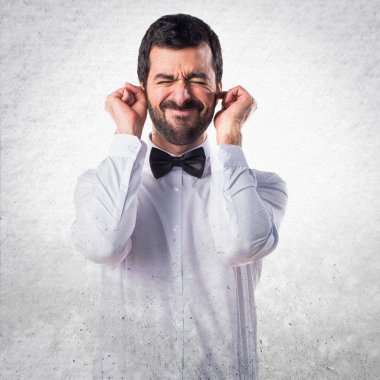 Kulakları kapsayan garson