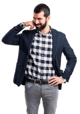 Yakışıklı adam telefon jest yapma