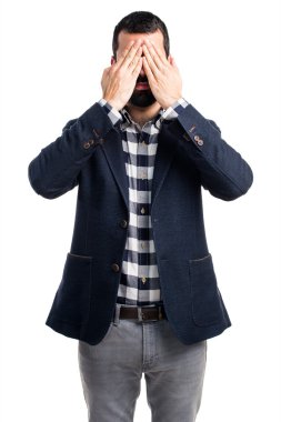 Yakışıklı adam gözlerini kapsayan