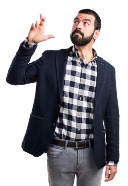 Yakışıklı adam parmaklarıyla geçiş