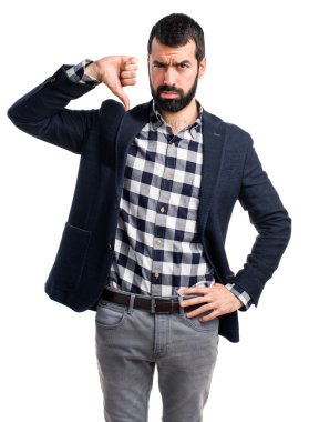 Kötü sinyal yapan erkek