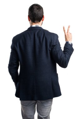 Zafer hareketi yapan adam.