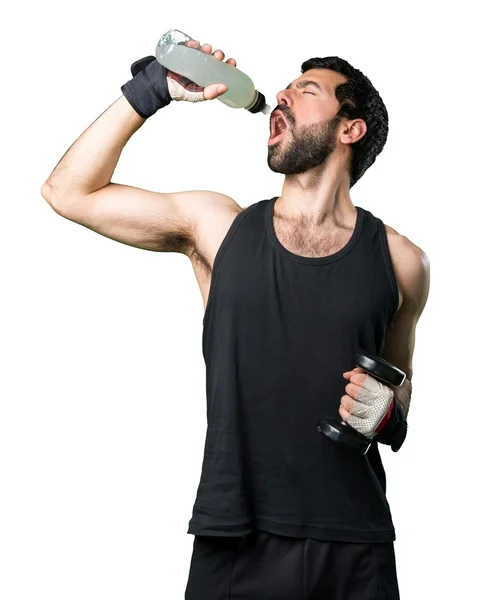 Sportman che fa sollevamento pesi soda acqua potabile — Foto Stock