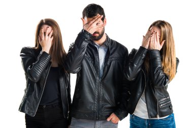 Yüzlerini kapsayan arkadaşlar