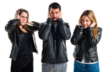 Arkadaşlar kulaklarını kapsayan