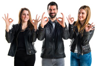 Üç arkadaş ok işareti yapmak