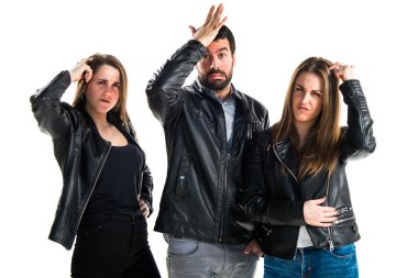 İzole beyaz zemin üzerinde üç arkadaş