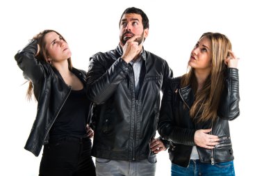 İzole beyaz zemin üzerinde üç arkadaş