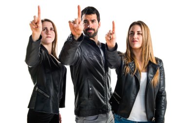 Şeffaf ekranda dokunmadan insanlar