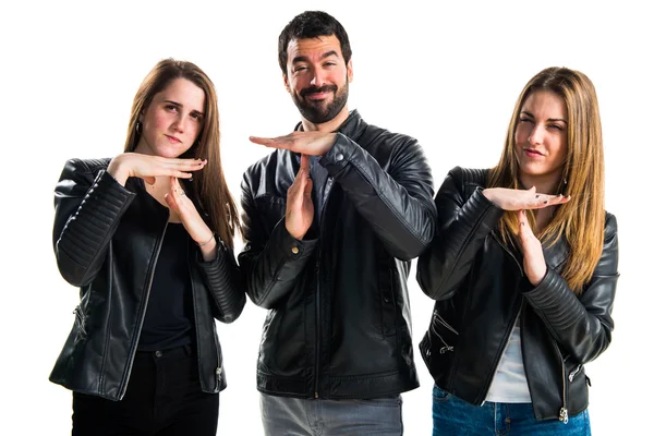 Amigos haciendo un gesto de tiempo fuera — Foto de Stock