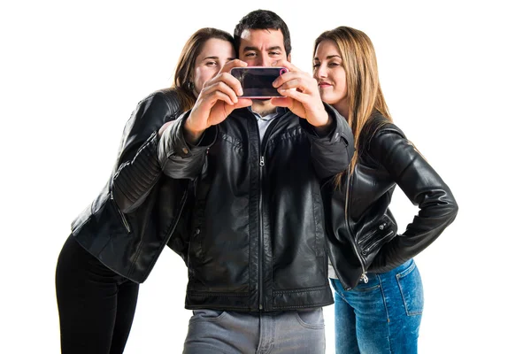 Amici che fanno un selfie — Foto Stock