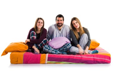 Bir yatakta üç arkadaş