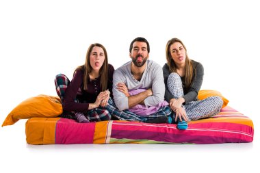 Şaka yapıyor bir yatakta üç arkadaş