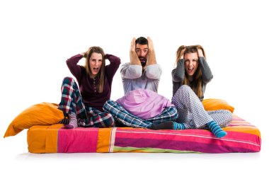 bir yatak üzerinde hayal kırıklığına arkadaşlar